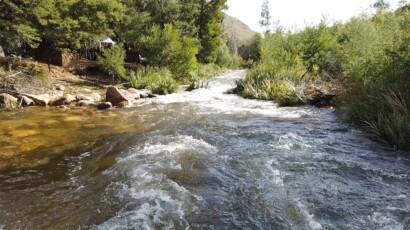 The campsite is on the banks of the Rondegat river. The Rondegat river