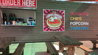 You can choose from a variety of food and drink options at the food court. Food court at Polkadraai Strawberry Farm
